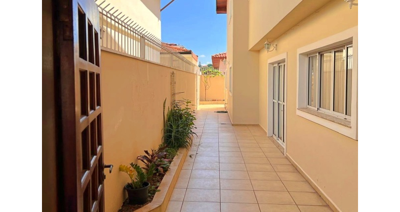 Sobrado à venda no Bairro do Jardim Regina na Rua José Baroncelli,