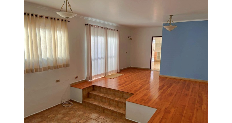 Sobrado à venda no Bairro do Jardim Regina na Rua José Baroncelli,