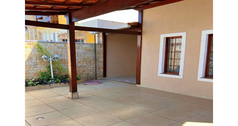 Sobrado à venda no Bairro do Jardim Regina na Rua José Baroncelli,