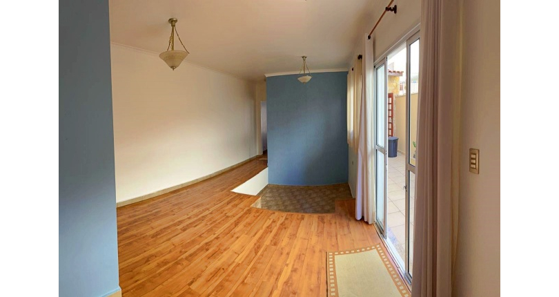 Sobrado à venda no Bairro do Jardim Regina na Rua José Baroncelli,