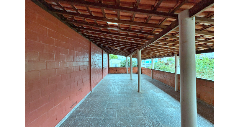 Casa Térrea à venda no Bairro do Jardim Regina na Rua Andrade Velosino,