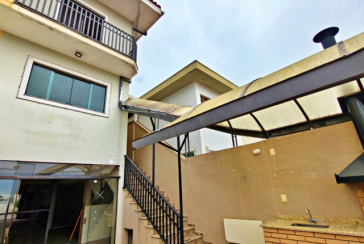 Lindo Sobrado amplo à venda no Bairro do Parque São Domingos na Rua Doutor Odon Carlos de Figueiredo Ferraz