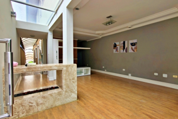 Lindo Sobrado amplo à venda no Bairro do Parque São Domingos na Rua Doutor Odon Carlos de Figueiredo Ferraz