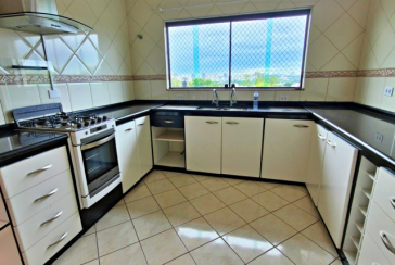 Lindo Sobrado amplo à venda no Bairro do Parque São Domingos na Rua Doutor Odon Carlos de Figueiredo Ferraz