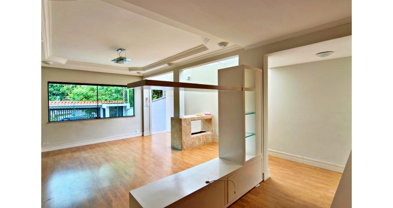 Lindo Sobrado amplo à venda no Bairro do Parque São Domingos na Rua Doutor Odon Carlos de Figueiredo Ferraz