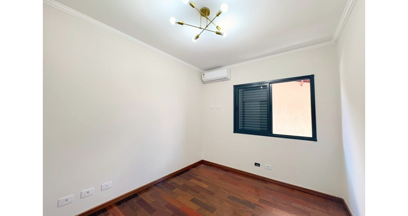  Sobrado à venda no Bairro do Jardim Regina na Rua José Baroncelli,