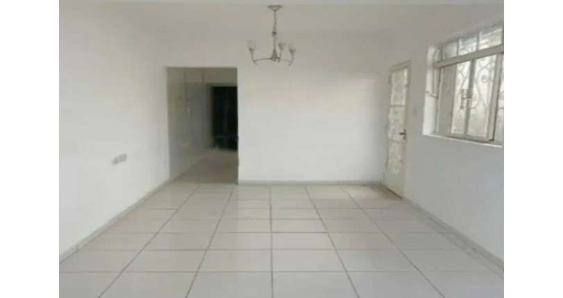  Casa assobradada à venda no Bairro do Jardim Marisa na Rua Antônio Batista,