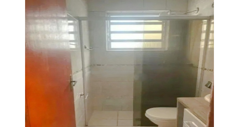  Casa assobradada à venda no Bairro do Jardim Marisa na Rua Antônio Batista,