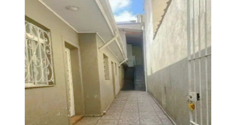  Casa assobradada à venda no Bairro do Jardim Marisa na Rua Antônio Batista,