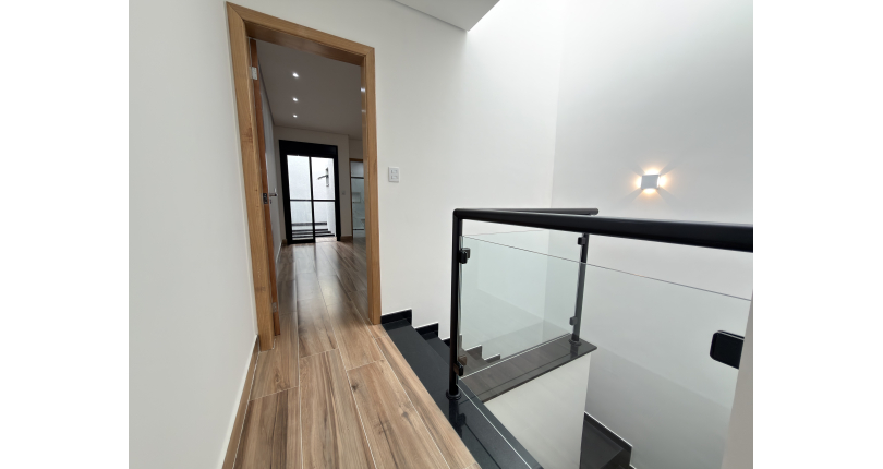 Sobrado novo à venda no Bairro do Parque Maria Domitila na Rua Edvard de Vita Godoy 252