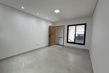 Sobrado novo à venda no Bairro do Parque Maria Domitila na Rua Edvard de Vita Godoy 254.