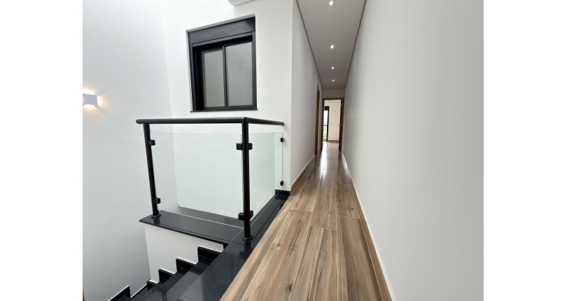 Sobrado novo à venda no Bairro do Parque Maria Domitila na Rua Edvard de Vita Godoy 254