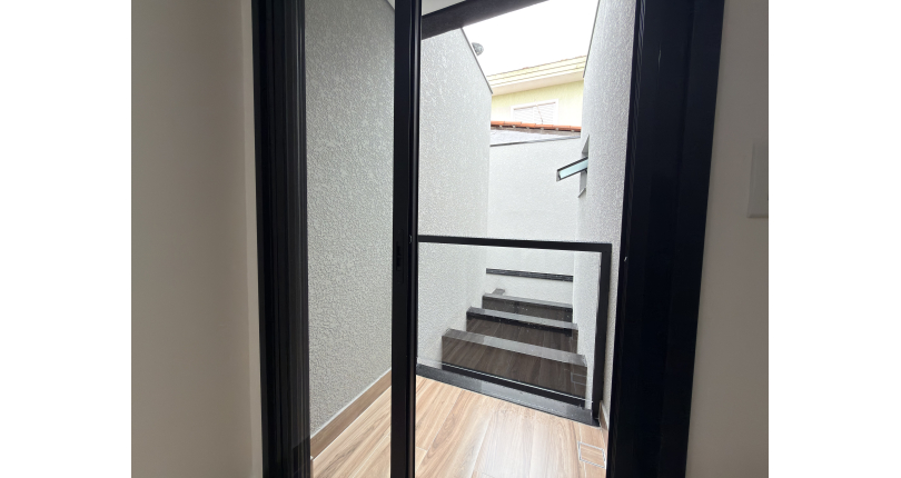 Sobrado novo à venda no Bairro do Parque Maria Domitila na Rua Edvard de Vita Godoy 254