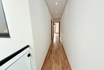 Sobrado novo à venda no Bairro do Parque Maria Domitila na Rua Edvard de Vita Godoy 256.