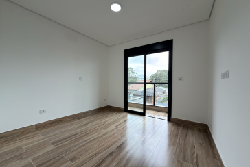 Sobrado novo à venda no Bairro do Parque Maria Domitila na Rua Edvard de Vita Godoy 256.