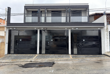 Sobrado novo à venda no Bairro do Parque Maria Domitila na Rua Edvard de Vita Godoy 256.