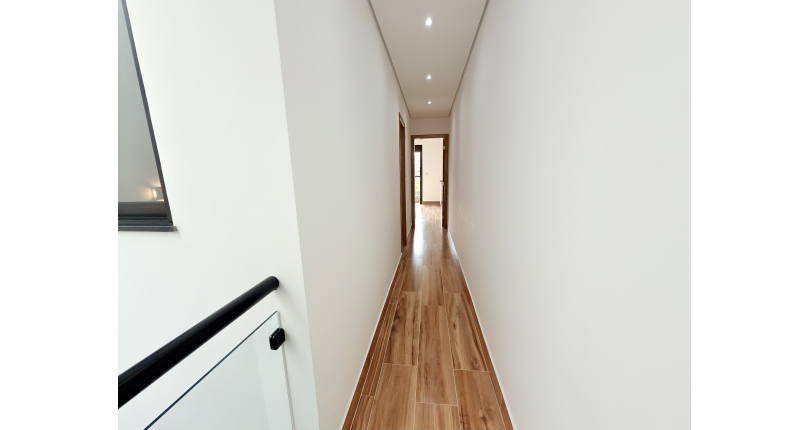 Sobrado novo à venda no Bairro do Parque Maria Domitila na Rua Edvard de Vita Godoy 256.