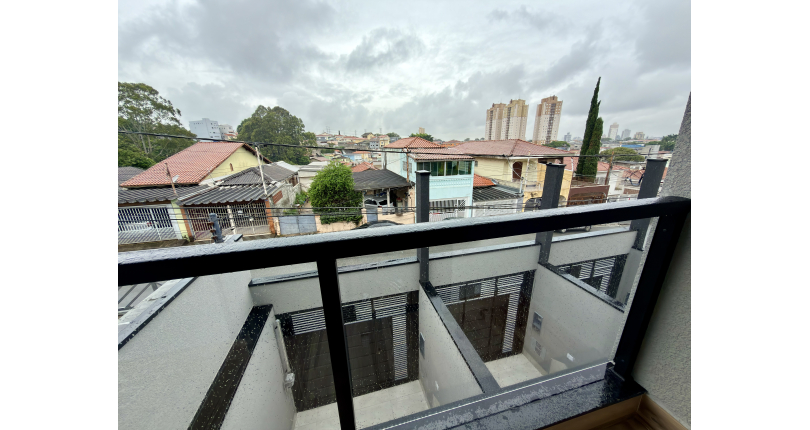 Sobrado novo à venda no Bairro do Parque Maria Domitila na Rua Edvard de Vita Godoy 256.
