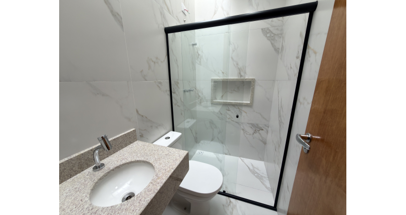 Sobrado novo à venda no Bairro do Parque Maria Domitila na Rua Edvard de Vita Godoy 256.