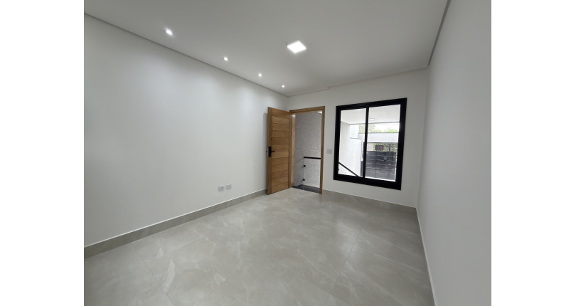 Sobrado novo à venda no Bairro do Parque Maria Domitila na Rua Edvard de Vita Godoy 256.