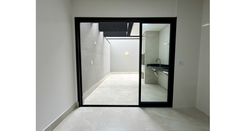 Sobrado novo à venda no Bairro do Parque Maria Domitila na Rua Edvard de Vita Godoy 256.