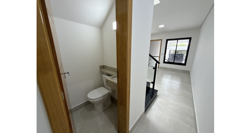 Sobrado novo à venda no Bairro do Parque Maria Domitila na Rua Edvard de Vita Godoy 256.