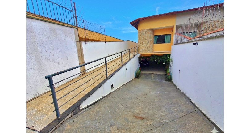 Casa assobradada à venda na Vila Pirituba na Rua Carlos Malheiro Dias
